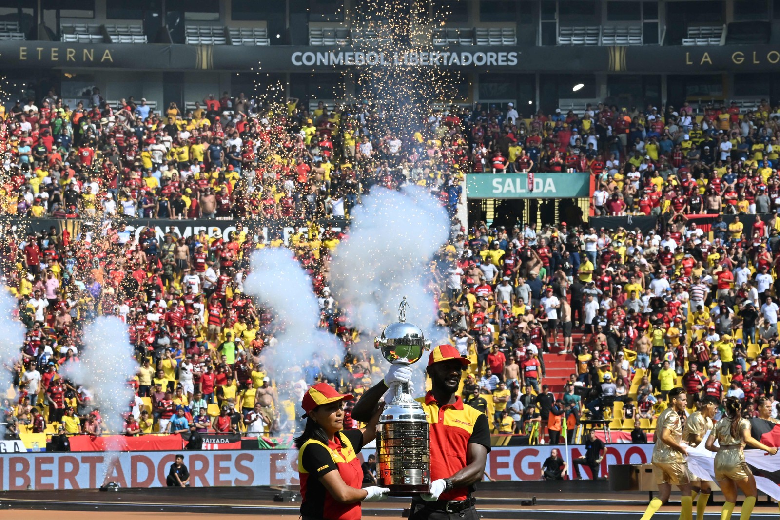 Torcidas se empolgam com a taça da Libertadores — Foto: Luis Acosta/AFP