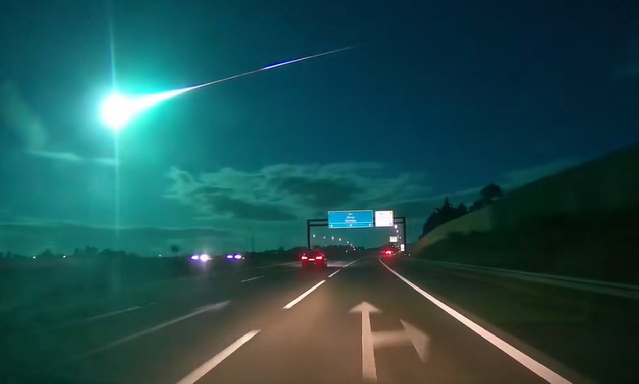 Meteoro corta o céu de Portugal e clarão transforma noite em dia por um instante; vídeos