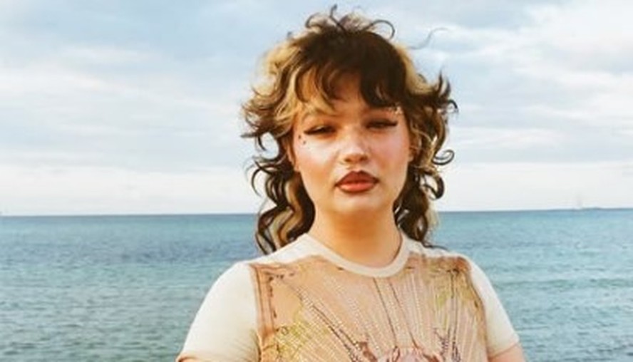 Na festa de Natal de Lily Allen, Lola Young faz primeira aparição