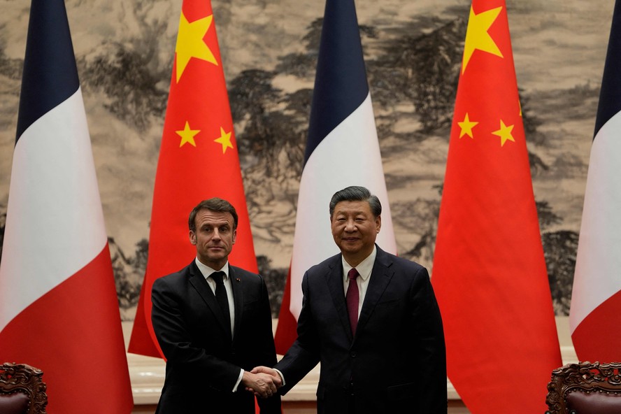 Macron cumprimenta Xi Jinping Xi Jinping durante entrevista coletiva no Grande Salão do Povo em Pequim