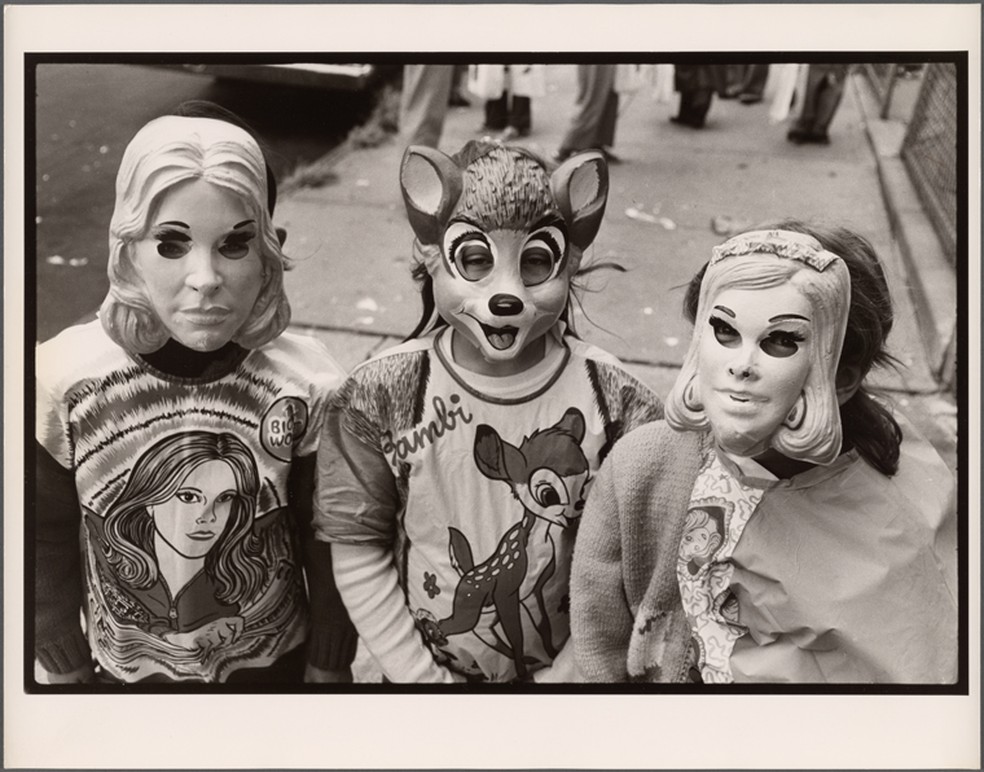 Crianças com máscaras de Halloween em Nova Iorque, 1970 — Foto: Larry Racioppo/New York Public Library