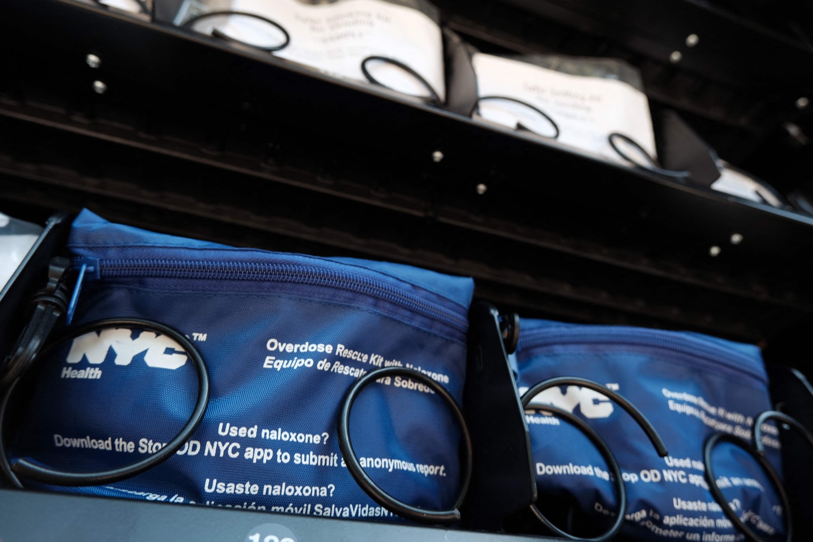 Nova máquina de venda automática no Brooklyn distribuirá tiras de teste de fentanil, naloxona, kits de higiene, absorventes, vitamina C e testes de COVID-19 gratuitos — Foto: Spencer Platt / Getty Images via AFP