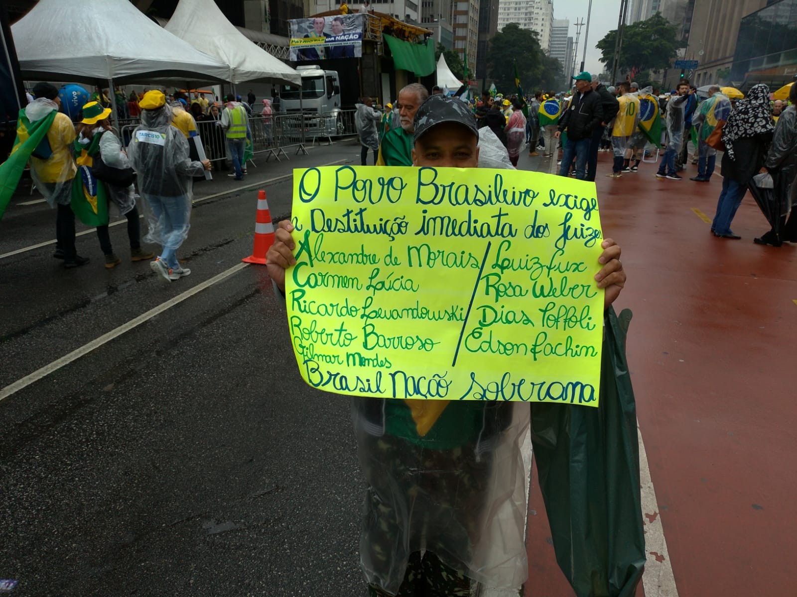 Apoiadores de Bolsonaro pedem que presidente "acione" Forças Armadas — Foto: Guilherme Caetano