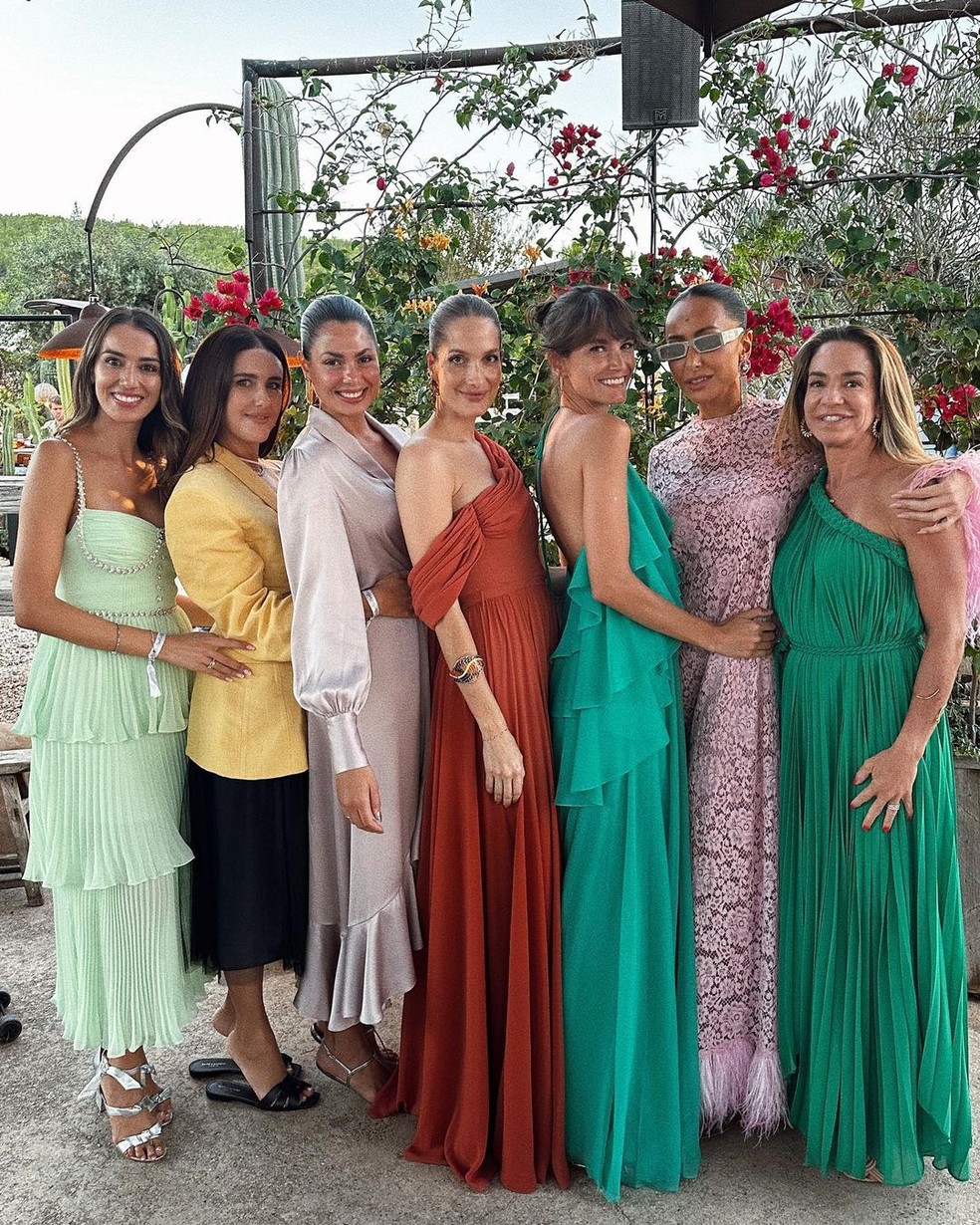 Convidadas para casamento de Ronaldo e Celina Locks posam para foto — Foto: Reprodução