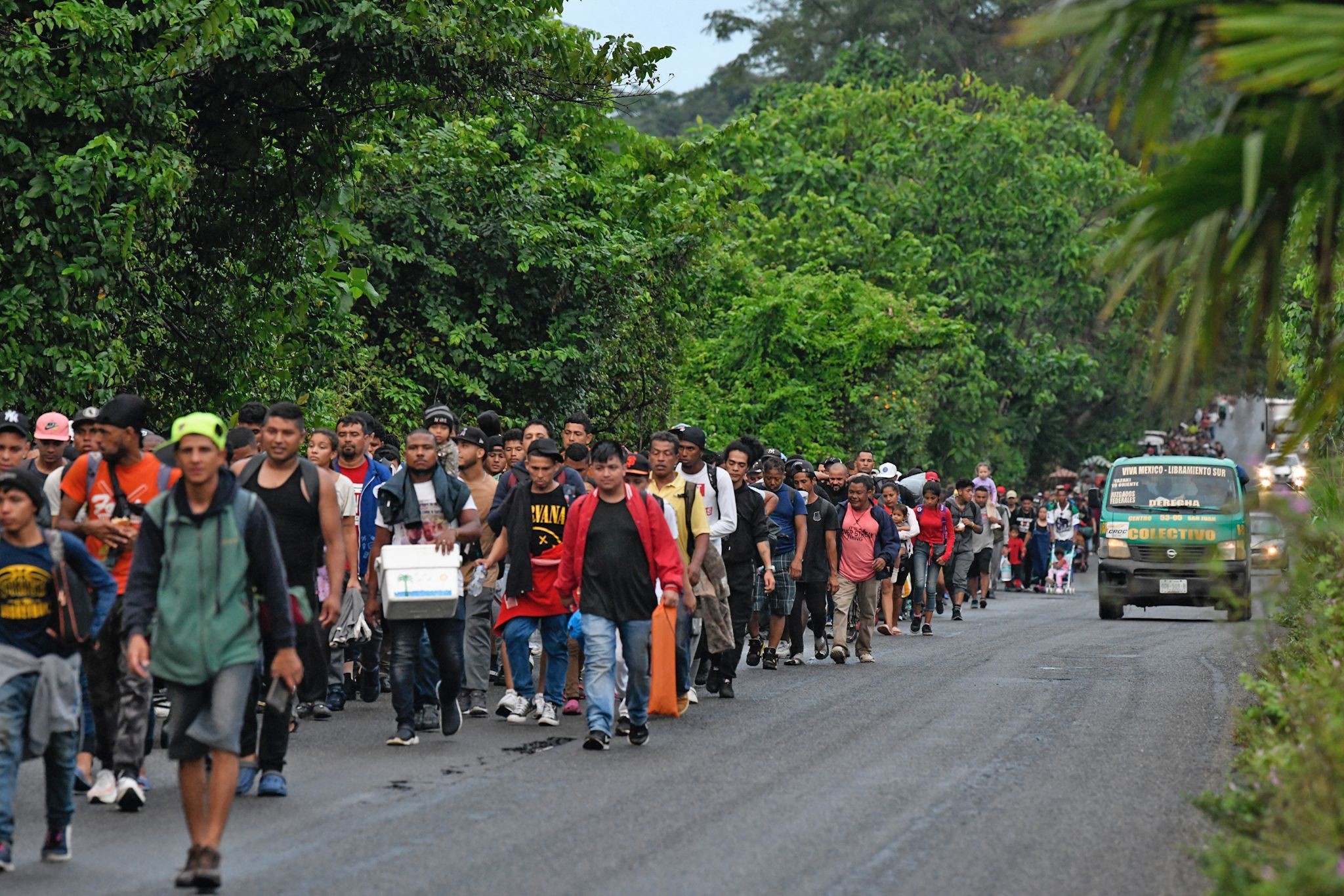 EUA deportaram mais de 25 mil pessoas para países terceiros por meio de acordos secretos, aponta relatório