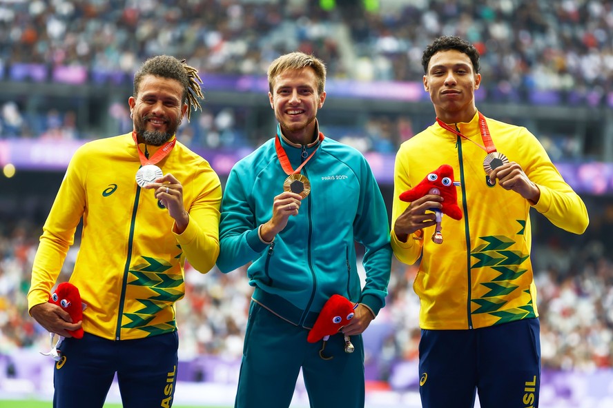 Pódio dos 200m T37 que valeu o recorde de medalhas paralímpicas da história para o Brasil: Ricardo Gomes de Mendonça e Christian Gabriel, prata e bronze