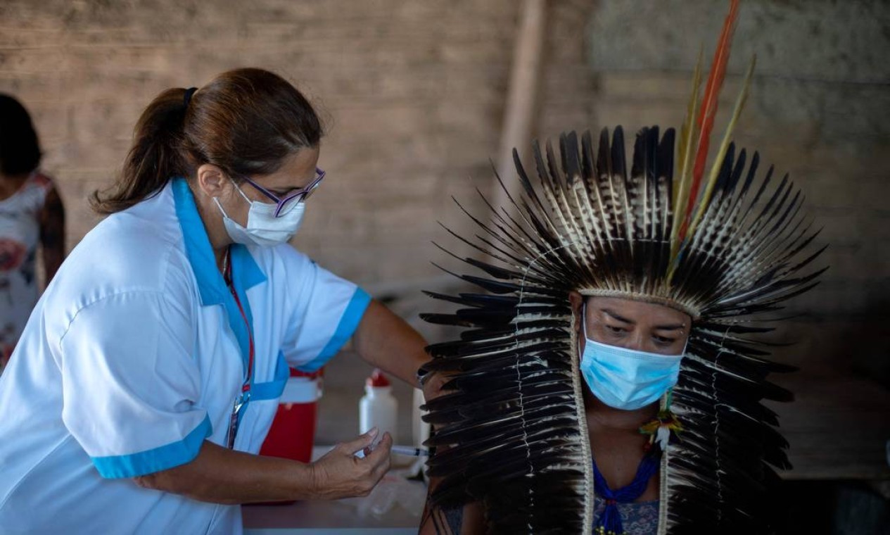 Cacique indígena Guarani Jurema Nunes, de 39 anos, é vacinado no acampamento da tribo São Mata Verde Bonita, na terra indígena Guarani, na cidade de Maricá — Foto: Mauro Pimentel / AFP