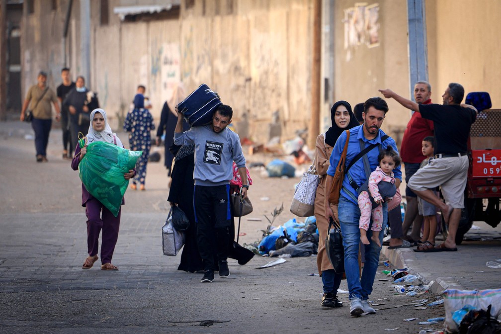 Imagens mostram fuga dram tica de palestinos do norte de gaza ap s
