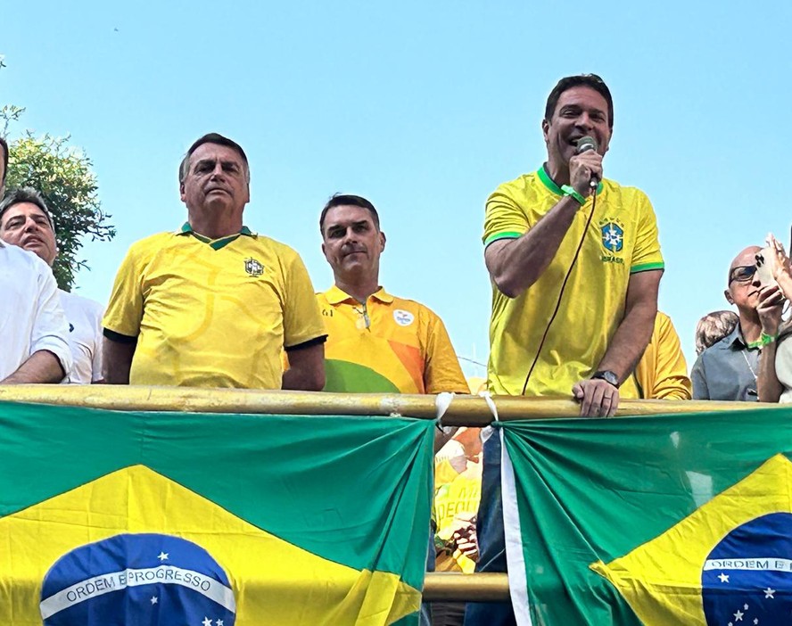 Bolsonaro participa de evento na praça Saens Pena, na Tijuca (RJ), ao lado de Alexandre Ramagem, pré-candidato à prefeitura do Rio