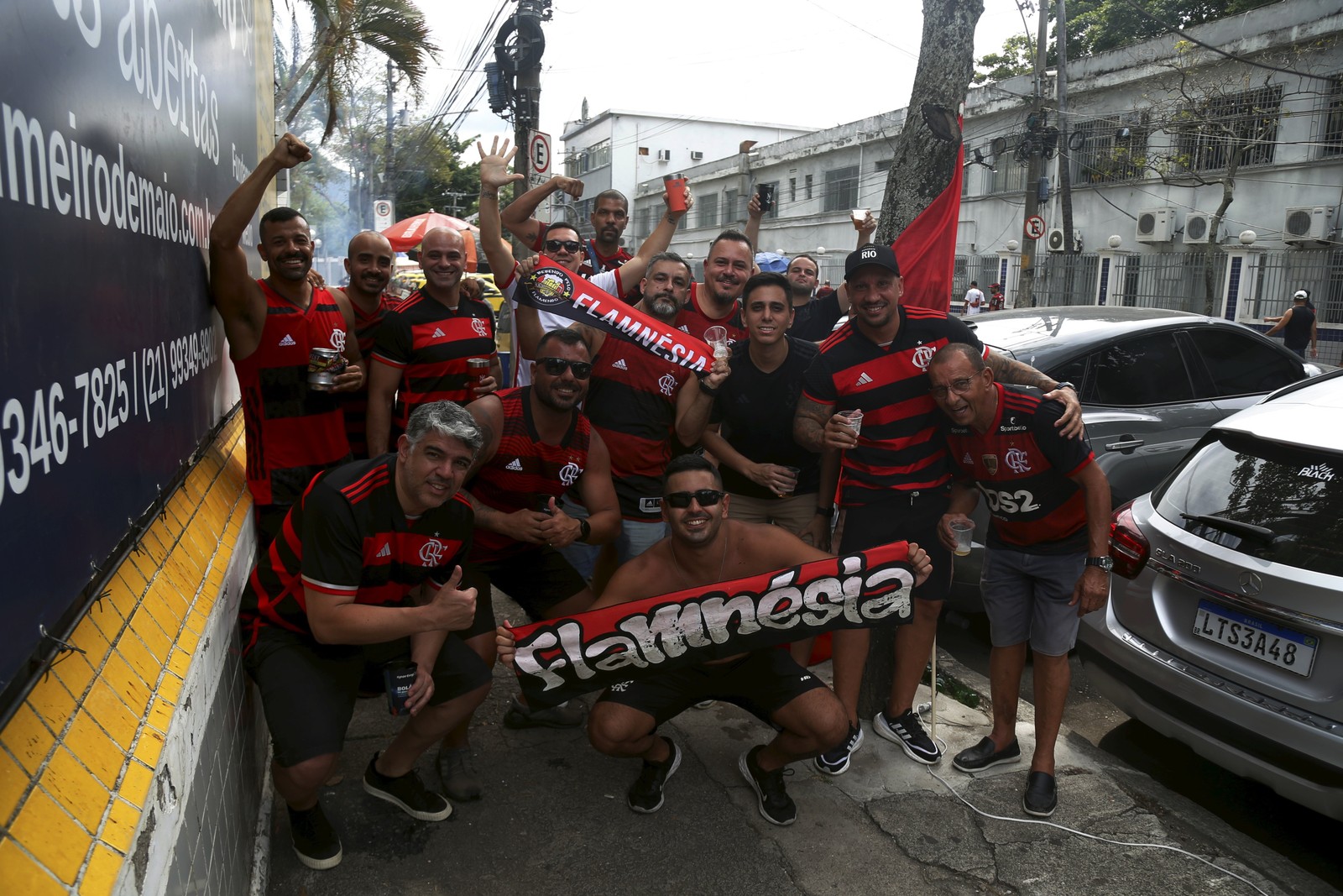 Torcedores reunidos na frente de local de prova do Enem — Foto: Fabiano Rocha