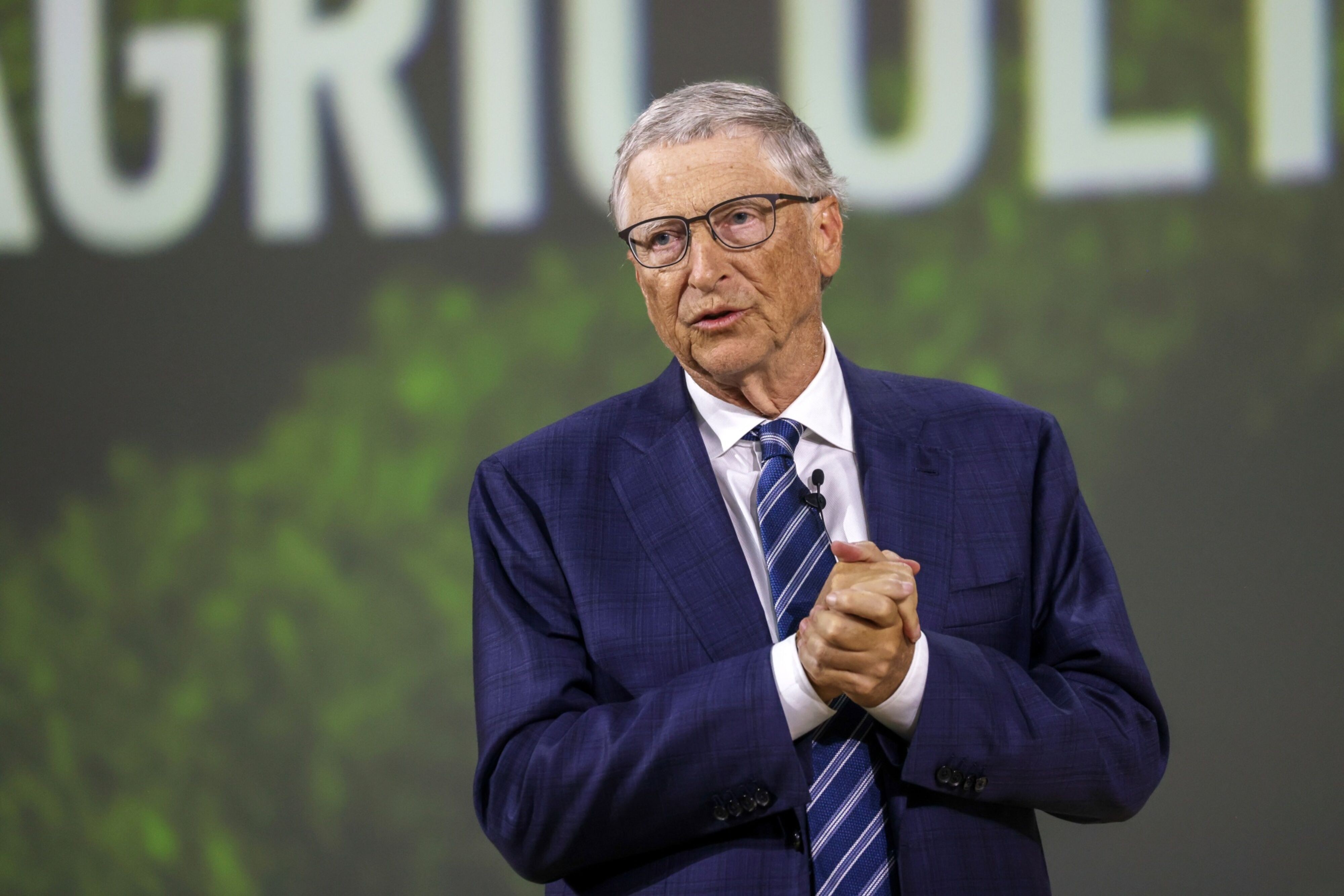 Bill Gates defende ‘reserva de empregos para humanos’ para minimizar impacto da IA no trabalho