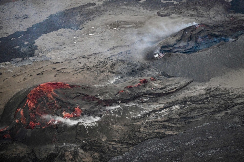 Vulcão Mauna Loa volta a adormecer após duas semanas em erupção, no Havaí — Foto: Robyn BECK / AFP