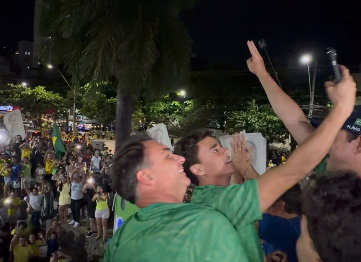 A dois dias da eleição, Flávio ganha reforço de Nikolas durante 'bloquinho' em MG com dança, oração e ataques a Janja