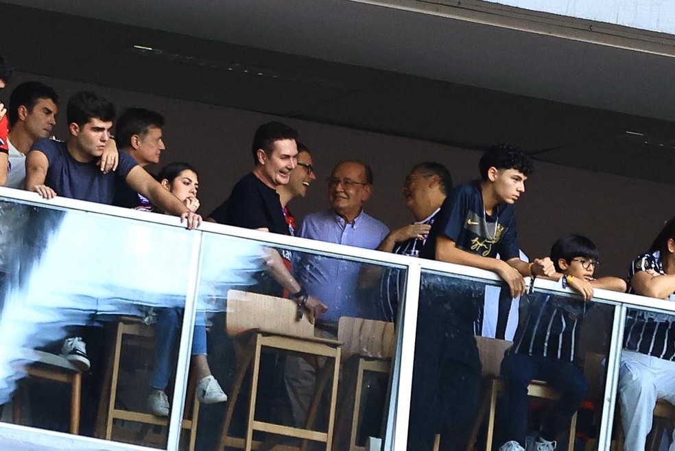 O ministro Jader, o presidente da Câmara, Hugo Motta, e os ministros do STF, Gilmar Mendes e Flávio Dino acompanham o jogo em Brasília — Foto: Brenno Carvalho / Agência O Globo