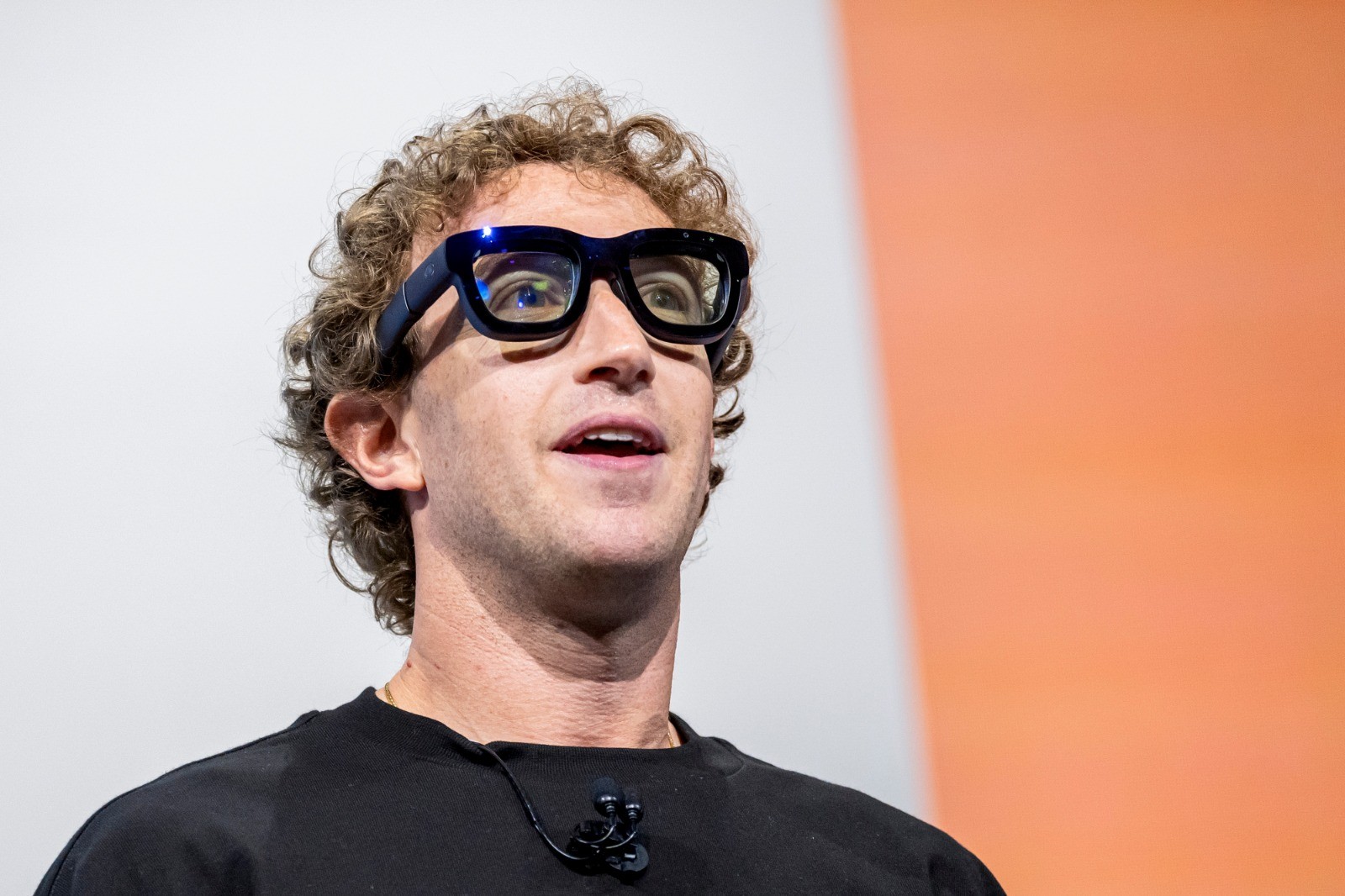Zuckerberg entra no debate sobre limites da IA em defesa de modelos mais abertos e critica rivais OpenAI e Anthropic
