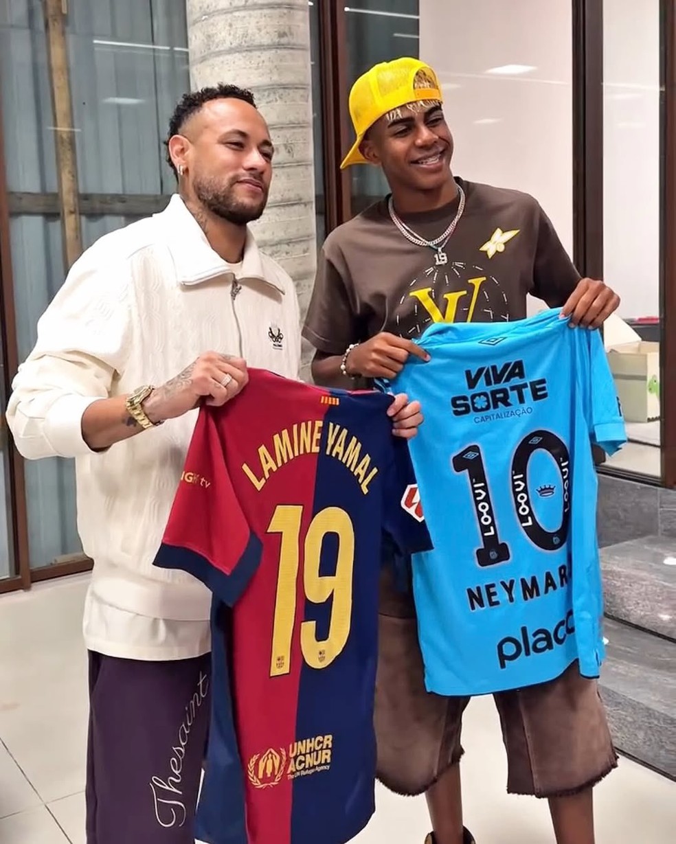 Neymar e Yamal trocam camisas durante encontro — Foto: Divulgação/Santos