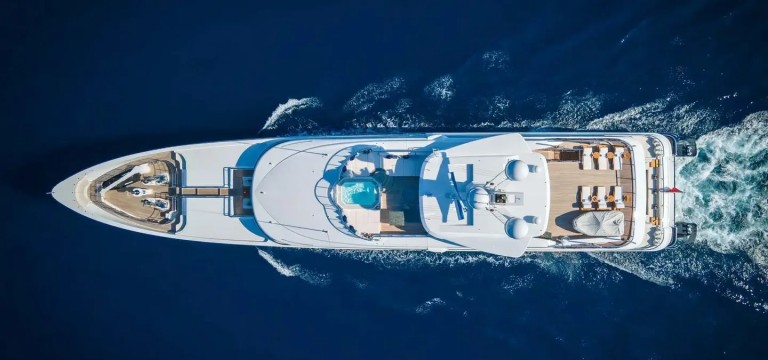 Kaiser (Abeking & Rasmussen, 60m): Design fluido, beach club com spa e cabines multifuncionais que se adaptam aos hóspedes — Foto: Divulgação