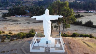 No Peru, a estátua de Cristo Branco, feita de mármore e granito, foi erguida em 1945 e tem oito metros de altura — Foto: Reprodução/Youtube/Inca Highlands