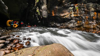 Ora tranquilo, ora sereno, o rio do Cañon del Guape só foi redescoberto pelo turismo na Colômbia após o acordo de paz de 2016 — Foto: Juan Barreto / AFP