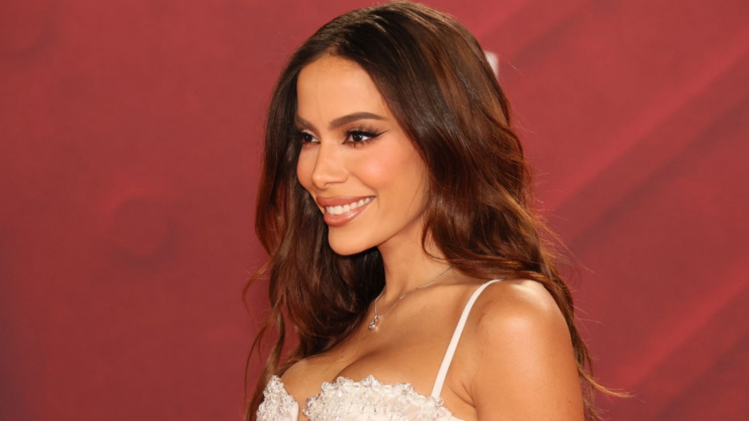 Anitta grávida? Rumores tomam conta da web após entrevista e cantora se pronuncia; veja