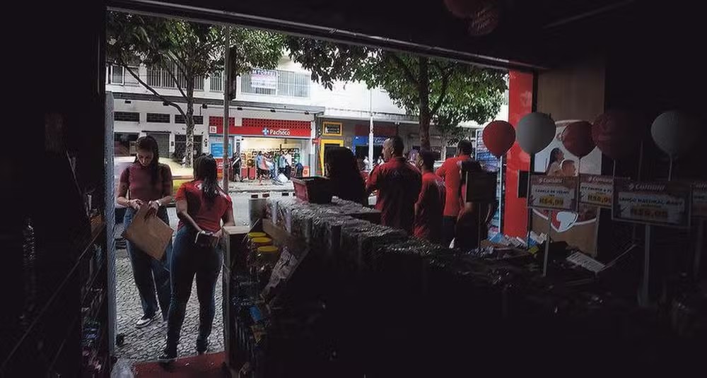 Bombeiros fazem 34 resgates em elevadores após vendaval atingir o Rio - QTU Questões do Universo