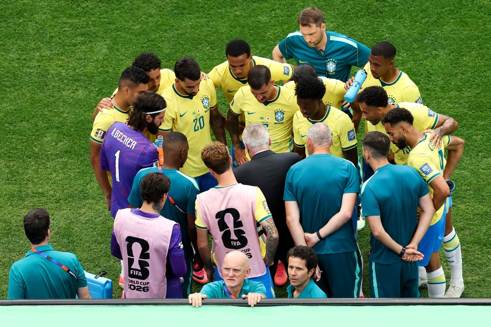 Seleção Brasileira durante pausa para hidratação em partida contra o Japão — Foto: Molly Darlington/Getty Images/AFP