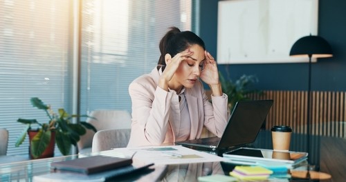 É possível se recuperar do burnout sem parar de trabalhar? Veja estratégias para lidar com a sobrecarga - QTU Questões do Universo