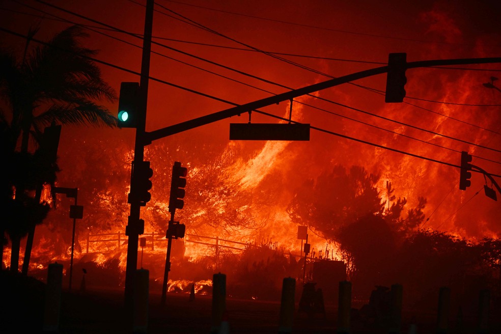 Chamas tomam conta de Pacific Palisades, Califórnia — Foto: Robyn Beck / AFP