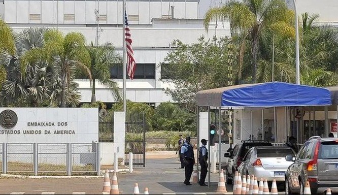 Picapes Hilux são alvo de criminosos em estacionamento da embaixada dos EUA - QTU Questões do Universo