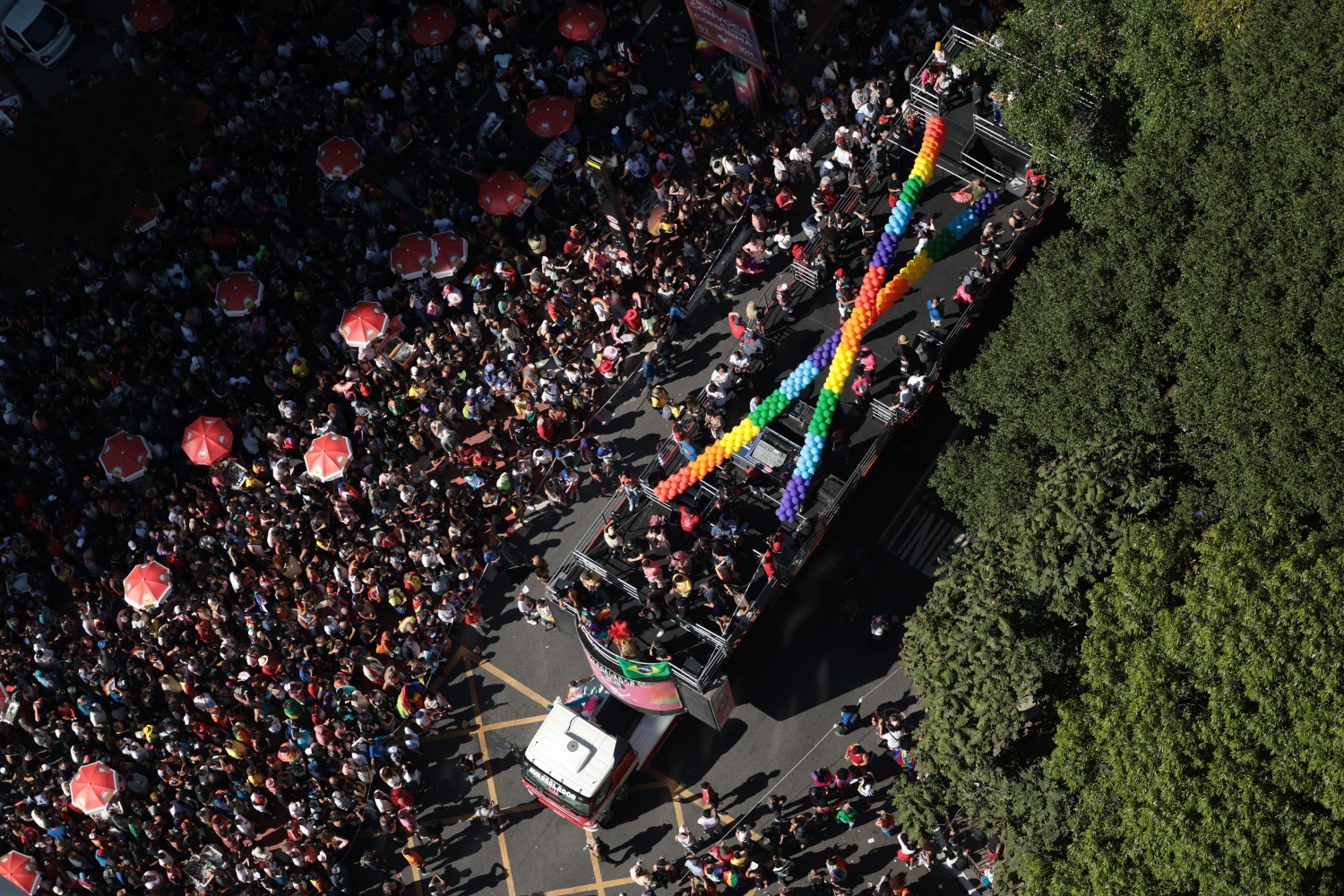 Verde e amarelo ‘voltam’ à Parada LGBT+ em edição marcada po