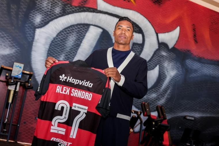 Flamengo anuncia renovação com lateral-esquerdo Alex Sandro
