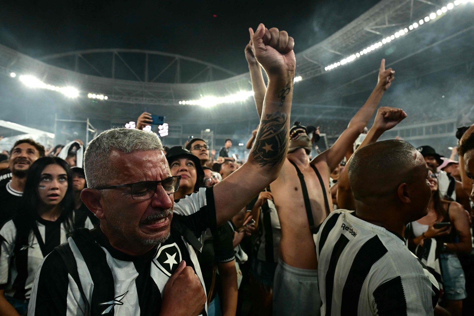 No Nilton Santos, torcedores do Botafogo se emocionam com o título da Libertadores — Foto: Pablo PORCIUNCULA / AFP
