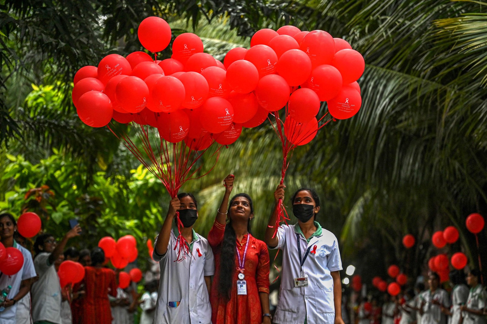 Alunos participam de  campanha de conscientização por ocasião do 'Dia Mundial da Aids' no centro de treinamento em saúde e bem-estar familiar em Chennai, Índia — Foto: ARUN SANKAR/AFP