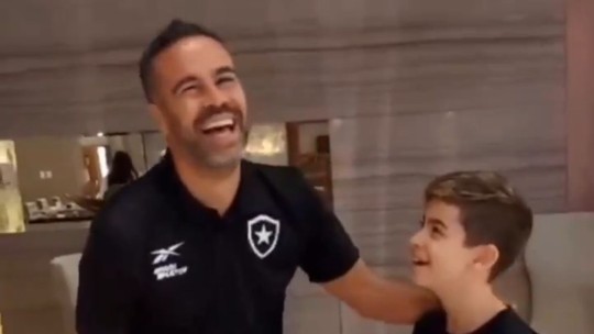 Torcedor mirim do Botafogo faz pedido, e Artur Jorge promete não atender ligação de Cristiano Ronaldo