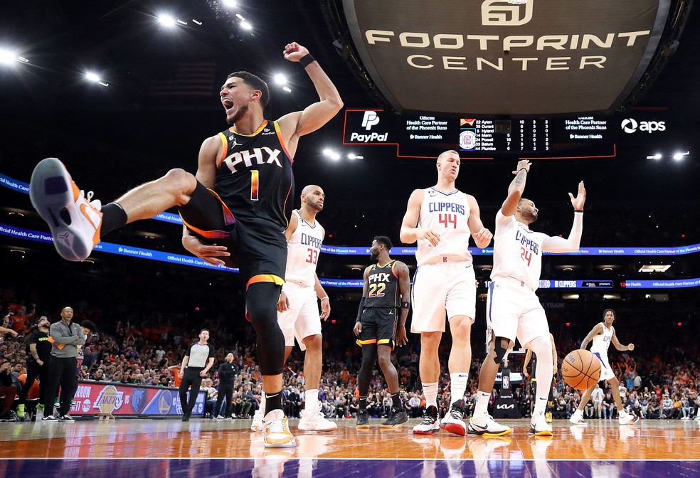 Devin Booker comemora enterrada na vitória do Phoenix Suns sobre o Los Angeles Clippers — Foto: Christian Petersen/Getty Images via AFP