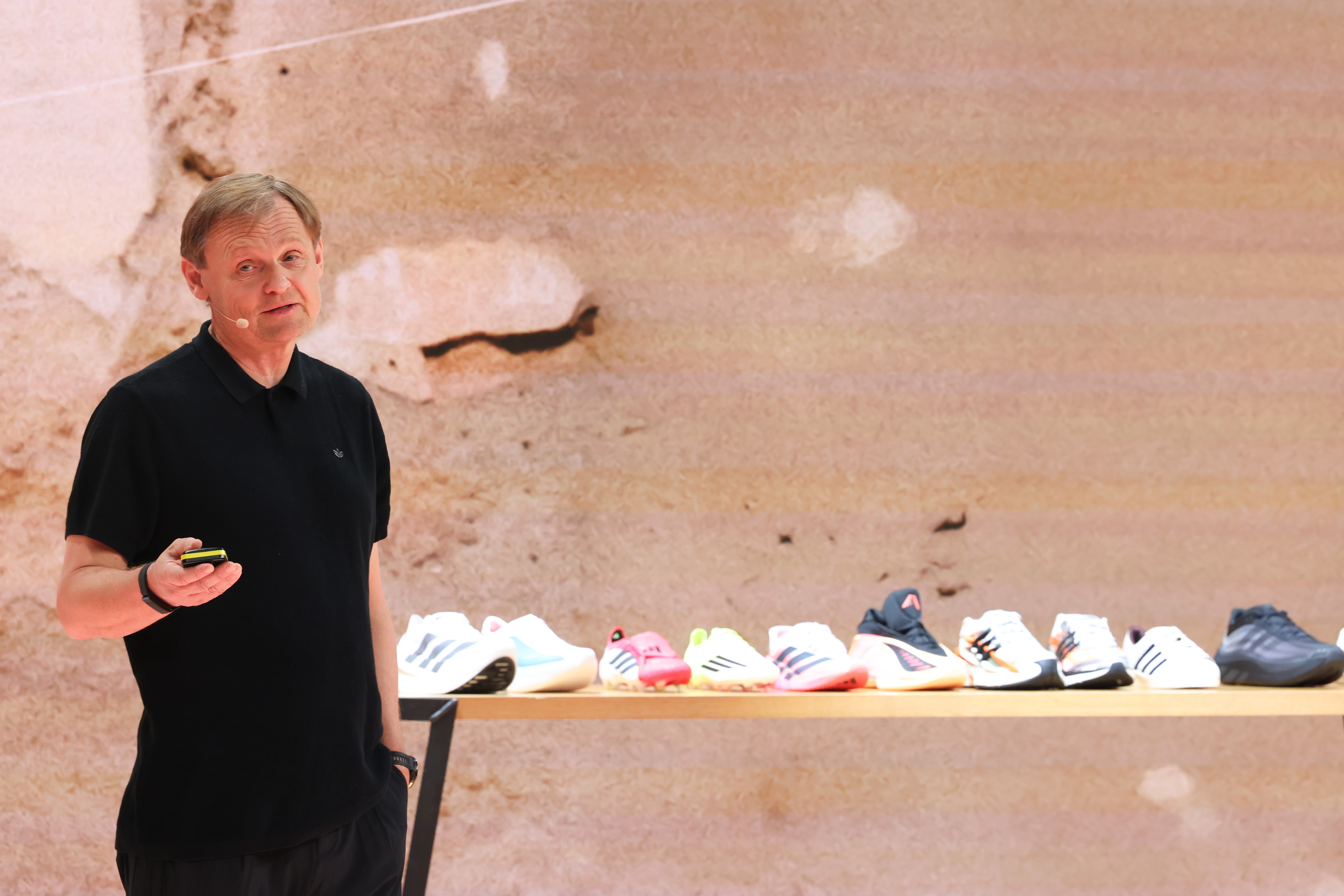 Adidas vê ações despencarem 19% após gastos com marketing na Copa afetarem o lucro da empresa - QTU Questões do Universo
