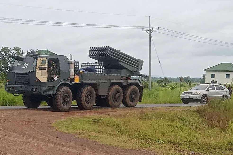 Um lançador múltiplo de foguetes BM-21 cambojano retorna da fronteira entre Camboja e Tailândia, enquanto tropas dos dois países trocavam tiros — Foto: AFP