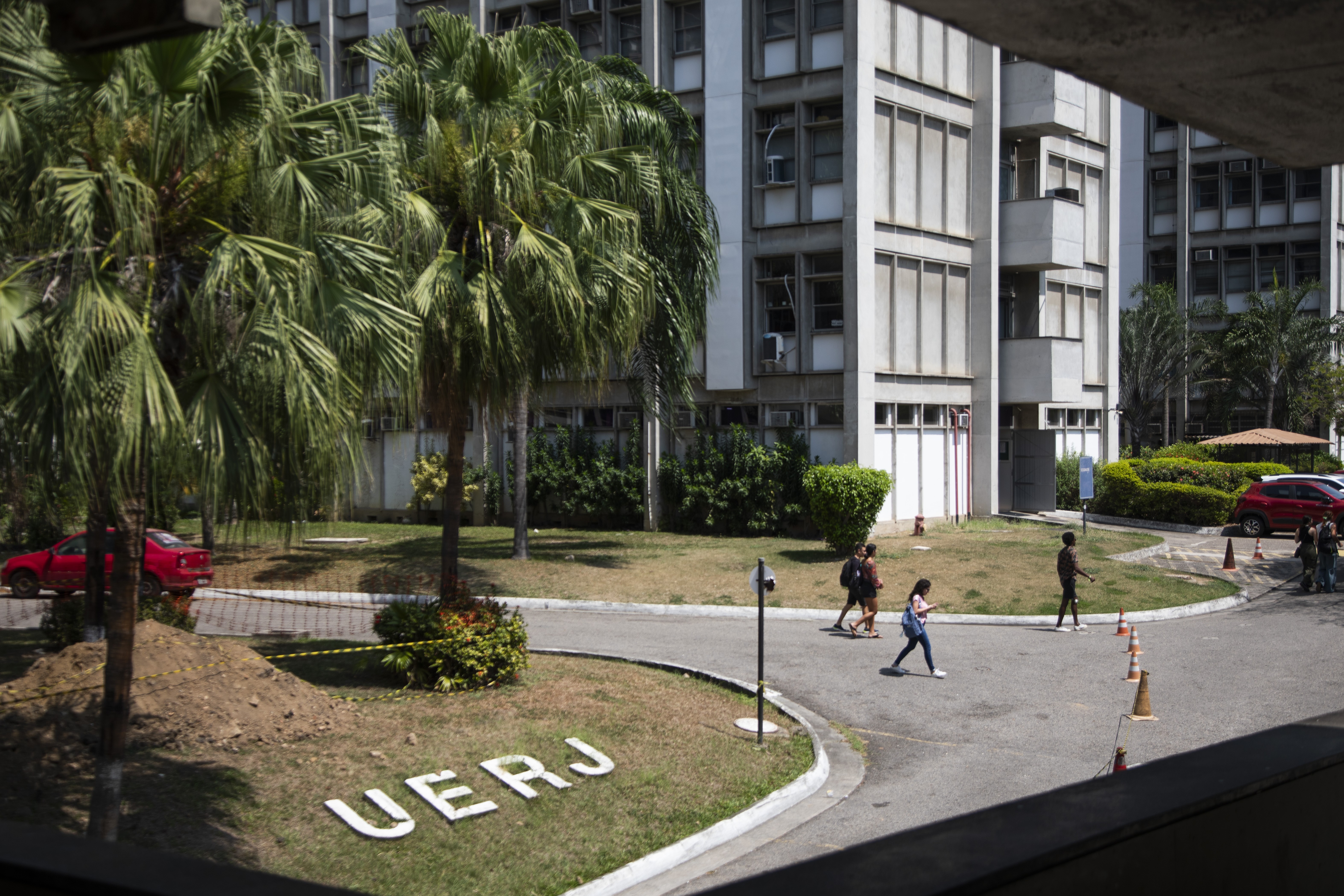 Uerj é condenada a pagar R$ 35 mil a cada candidata negra obrigada a prender cabelo em prova