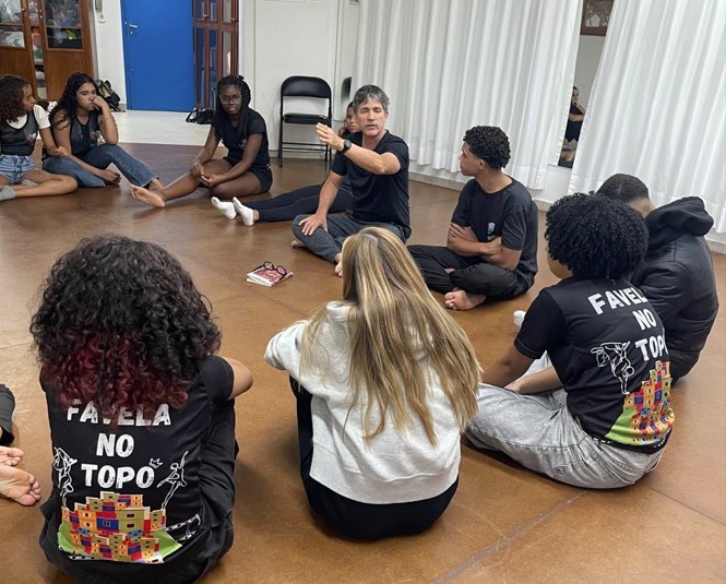 Diretor Daniel Herz comanda projeto de teatro em associação na Rocinha