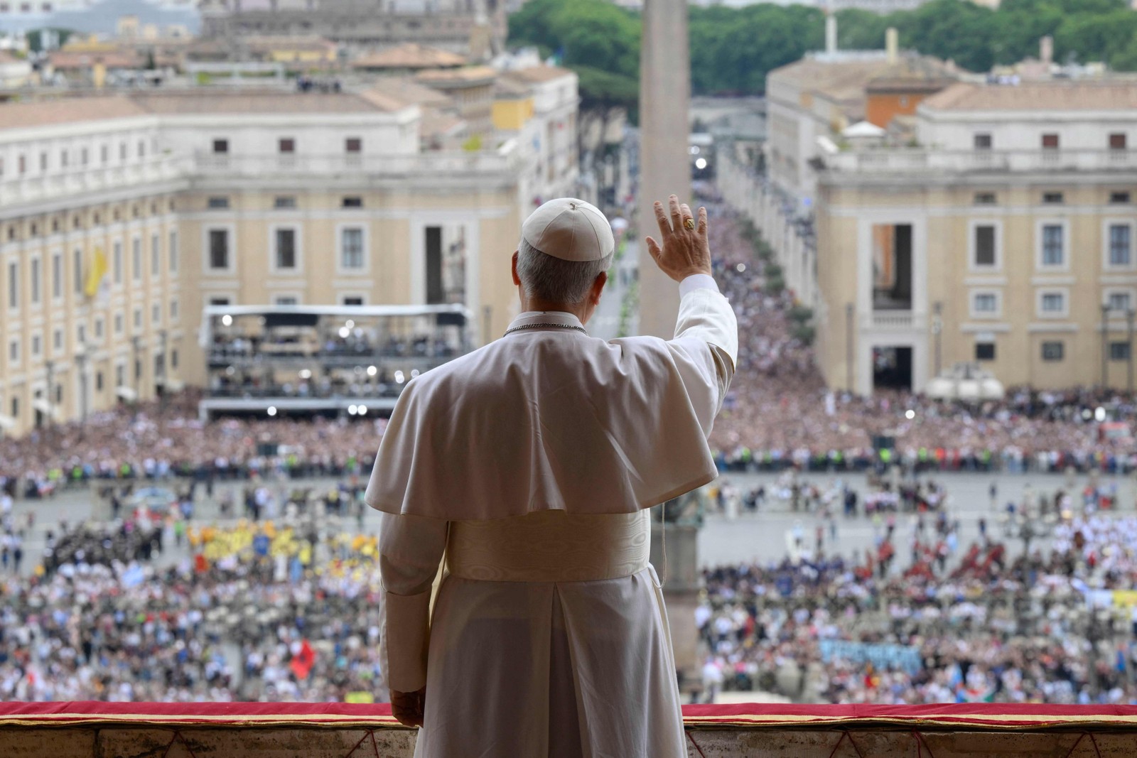 Pope blesses believers in St. Peter's Square — Photo: AFP/Vatican Media