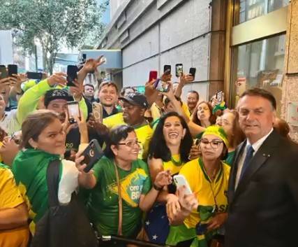 Bolsonaro na porta do hotel antes de ir para a ONU — Foto: Reprodução