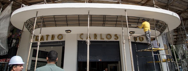 Retoques finais para a reinauguração do Teatro Carlos Gomes, na Praça Tiradentes. — Foto: Ana Branco / Agencia O Globo