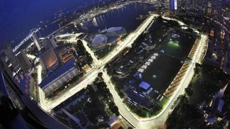 Cingapura aparece em segundo lugar. A vista aérea do circuito nas ruas de Marina Bay  — Foto: Tim Chong / Reuters