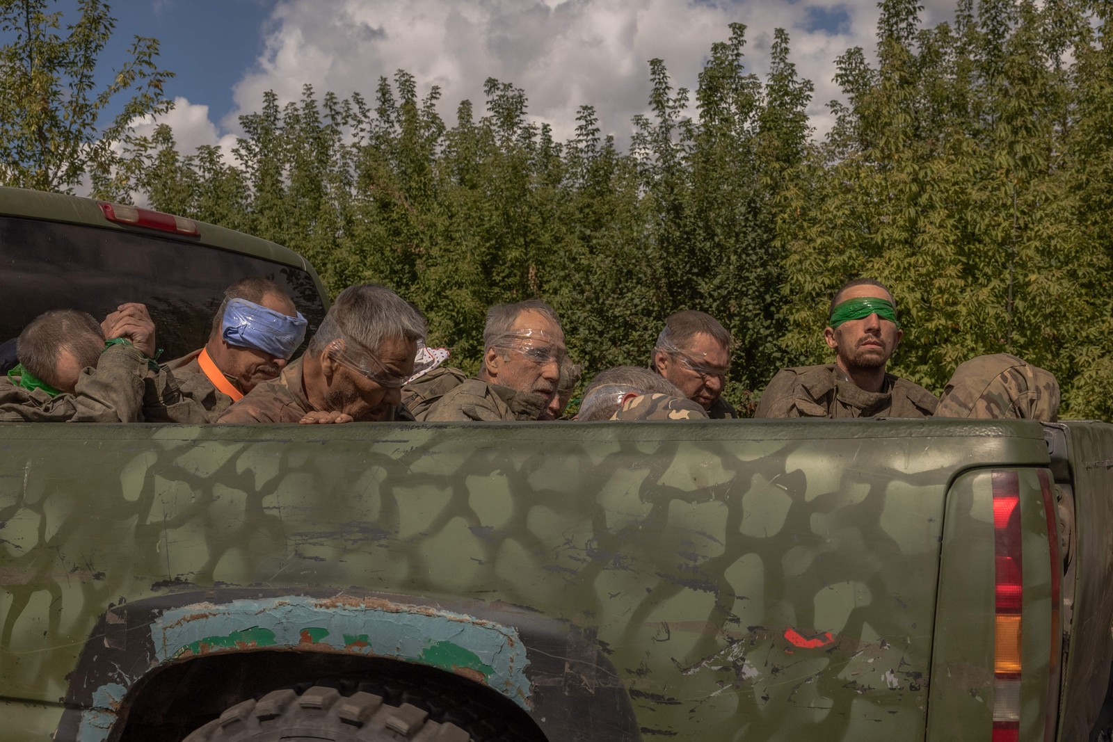 Russos Capturados Pelas Tropas de Kiev Durante Invasão de Kursk, Transportados naregião de Sumy -foto: Roman Pilipey/AFP
