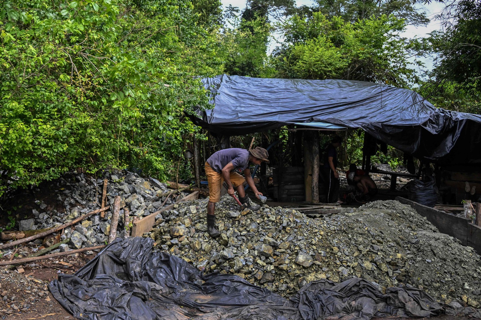Mineradores trabalham em condições precárias nas minas ilegais. — Foto: Nelson Almeida / AFP