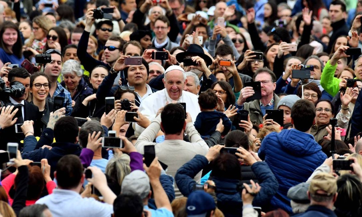 POP - Papa Francisco cumprimenta os crentes em sua chegada à Praça de São Pedro no Vaticano  — Foto: TIZIANA FABI / AFP