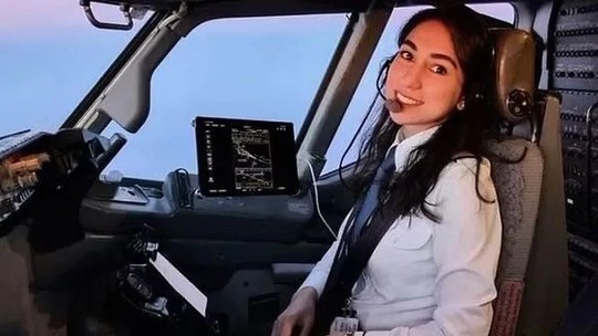 Primeira piloto comercial do Afeganistão volta à aviação após invasão do Talibã