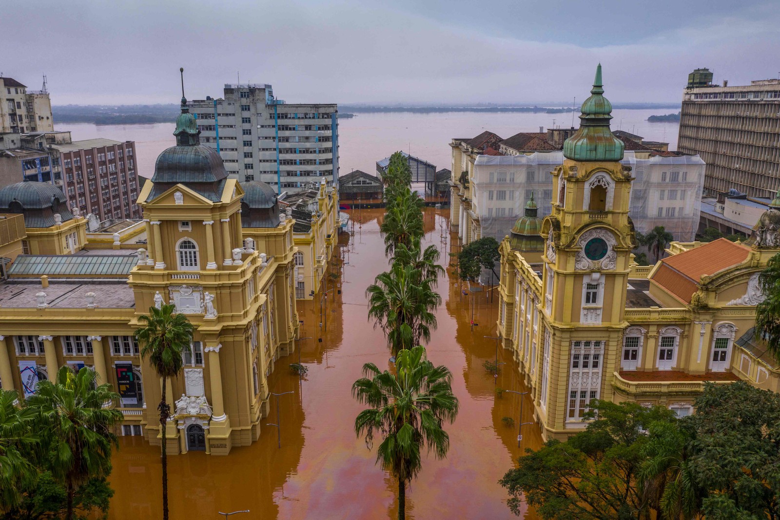 Vista aérea do Centro Histórico da cidade de Porto Alegre, no Rio Grande do Sul, inundado. Na foto, o Museu de Arte do Rio Grande do Sul (MARGS). — Foto: Secretaria de Cultura do Estado do Rio Grande do Sul (SEDAC) / AFP