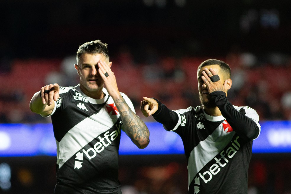 Vegetti e Coutinho comemoram gol do Pirata, o terceiro — Foto: Matheus Lima/Vasco