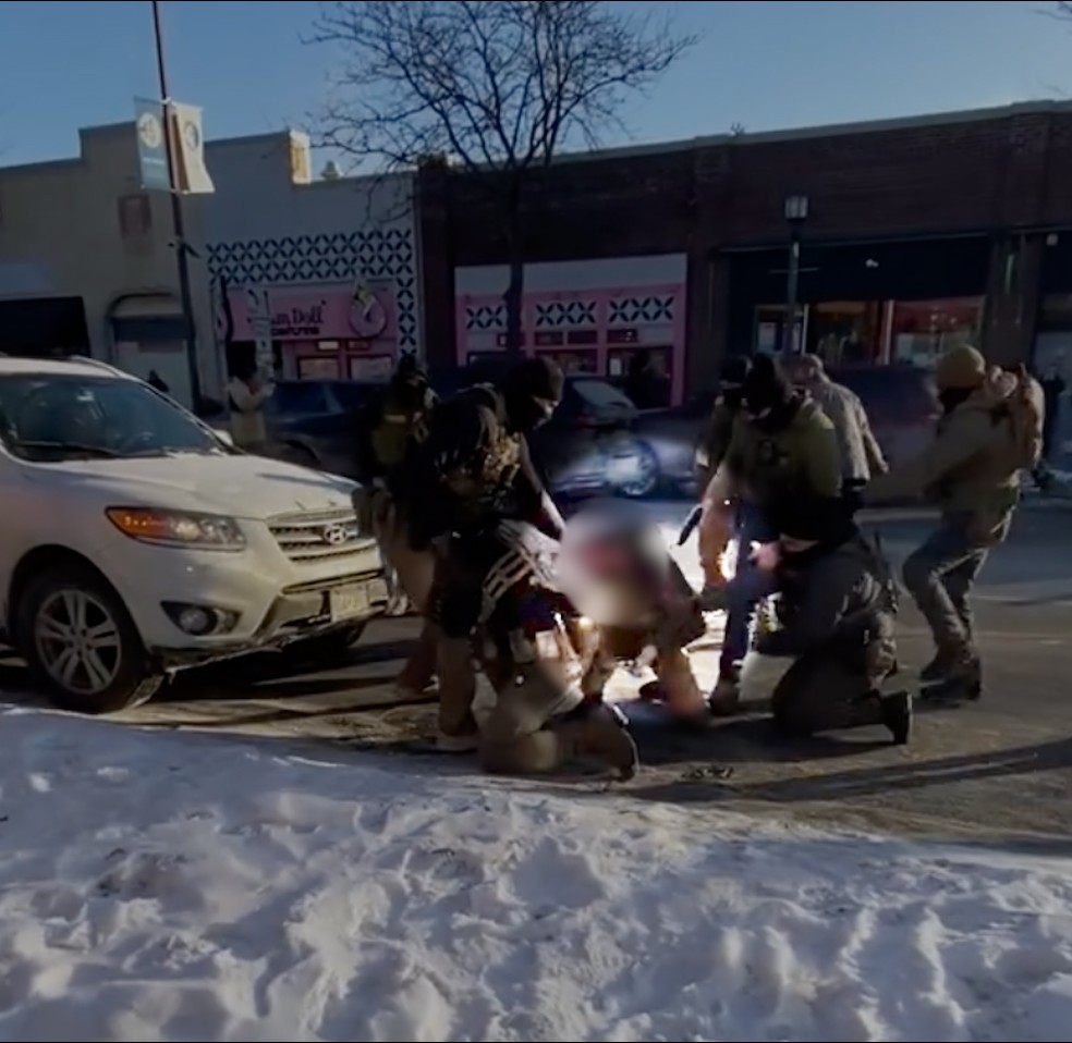 Agente da Patrulha de Fronteira atira à queima-roupa contra Alex Pretti, já desarmado — Foto: Reprodução/Redes sociais